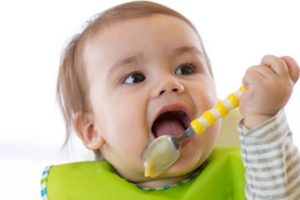 Bebekler ne zaman kendi kendine yemeye başlamalı?