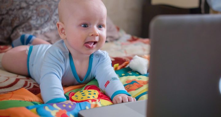 Teknoloji bağımlılığı mama sandalyesinde başlıyor